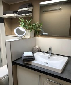 Badezimmer mit Dachfenster