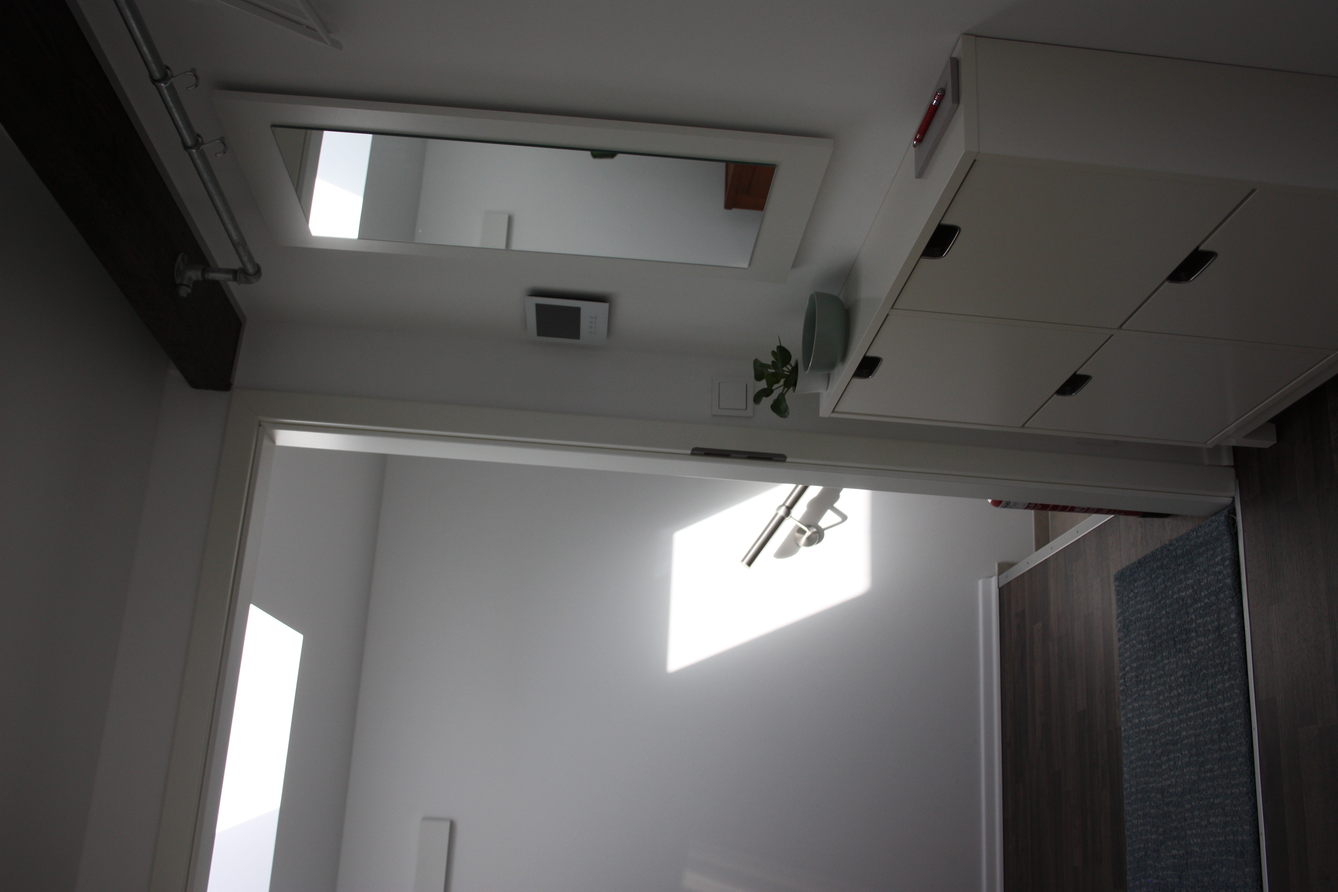 Heller Eingangsbereich mit Glastüren