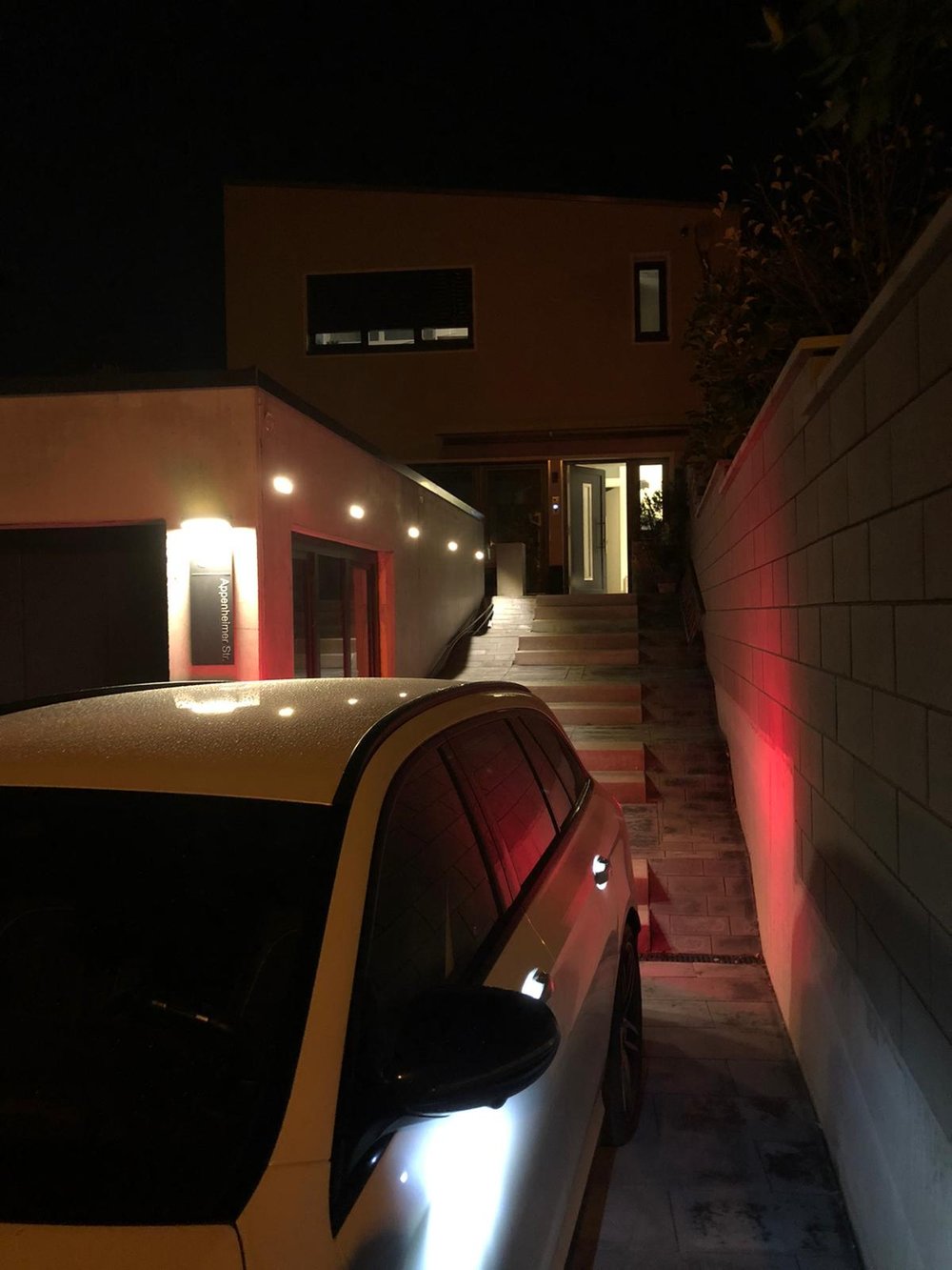 Straßenname und Hausnummer